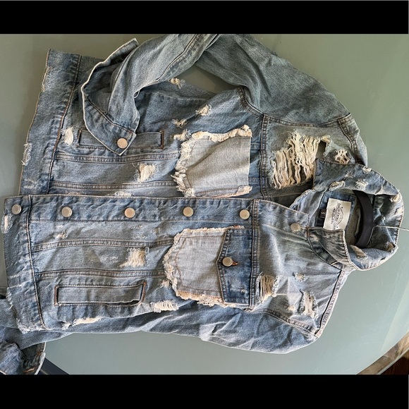 Distressed vintage denim jacket size S - Picture 3 of 8